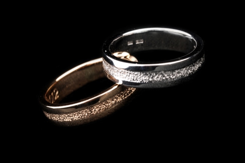 4 Abielusõrmused - valge kuld, kuld, keskosa mateeritud