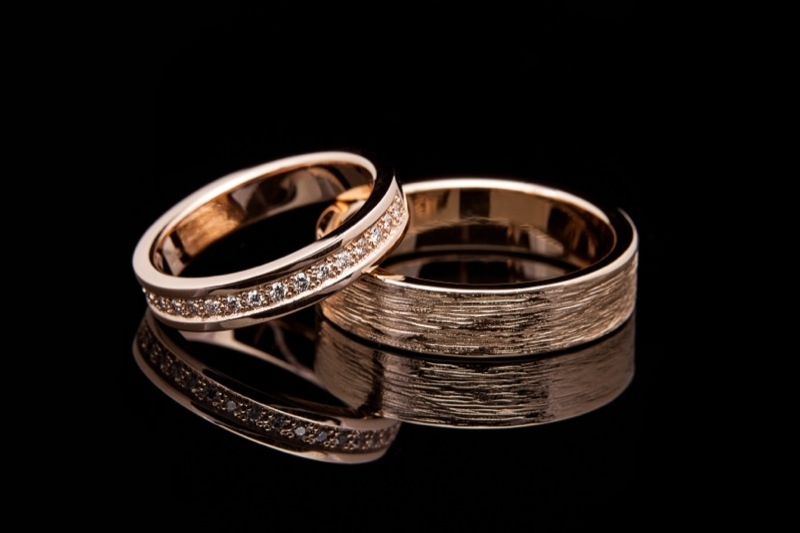 48 Abielusõrmused - kuld, briljandid, mehe sõrmus karestatud pinnaga